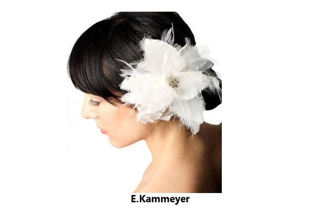 مشبك الشعر من حرير الأورجانزا والريش Silk Organza and Feather Flower Hair Clip من إي. كاميير E.Kammeyer