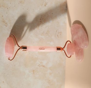 بكرة الكوارتز الوردي + غوا شا من Facee - Rose Quartz Roller + Gua Sha