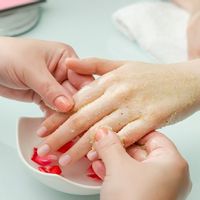 أسباب تشقق اليدين وطرق العلاج المنزلية