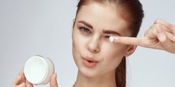 أفضل 5 منتجات فعالة لمنطقة حول العين