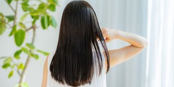 أفضل 9 أنواع من كريمات تصفيف الشعر للرجال والنساء