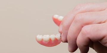 انواع تركيبات الاسنان المتحركة
