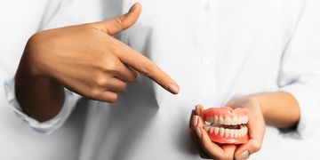 كم تكلفة تركيب الأسنان المتحركة؟