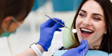 ما الفرق بين التلميع وتبييض الأسنان من حيث التقنيات والنتائج؟