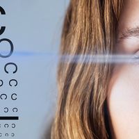 هل تسبب عملية الليزك الجفاف للعين؟