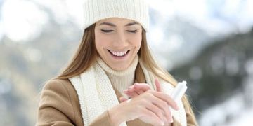 نصائح أطباء الجلدية للعناية بالبشرة في الشتاء