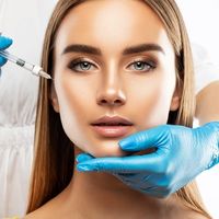 من البوتكس إلى تكبير الثدي: دليل شامل لإجراءات الجراحة التجميلية الشائعة