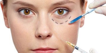 الدمج في الجراحة التجميلية: تعظيم النتائج من خلال العلاجات الشاملة