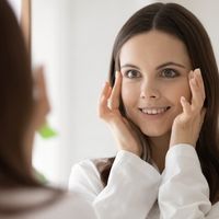 الفوائد النفسية للجراحة التجميلية: تعزيز الثقة واحترام الذات