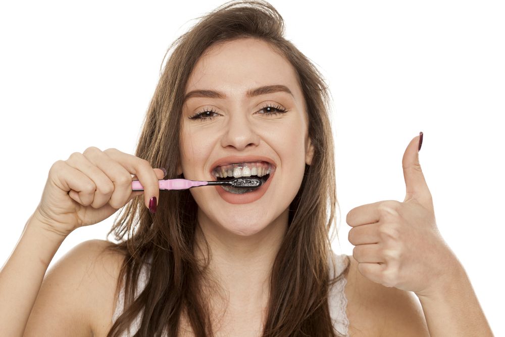 بعض المواد الطبيعية التي يمكنك استخدامها في المنزل لتبييض الأسنان