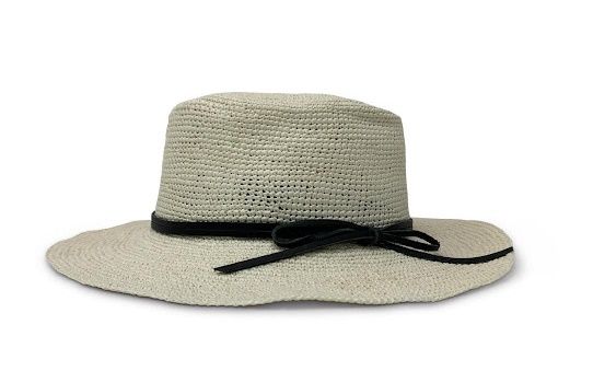 قبعة الكروشيه مع رابطة الجلد الأسود Crochet Hat With Black Leather Tie من كيمبتون KEMPTON