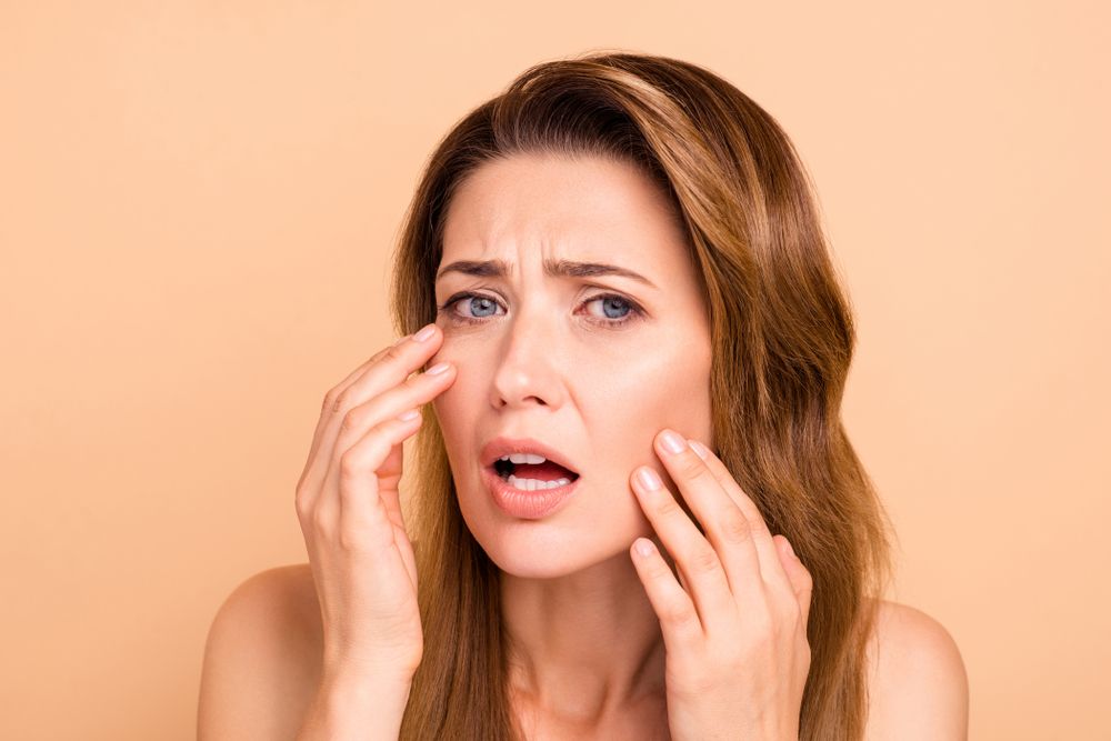 ما الأعراض الجانبية المحتملة بعد عملية شد الوجه؟