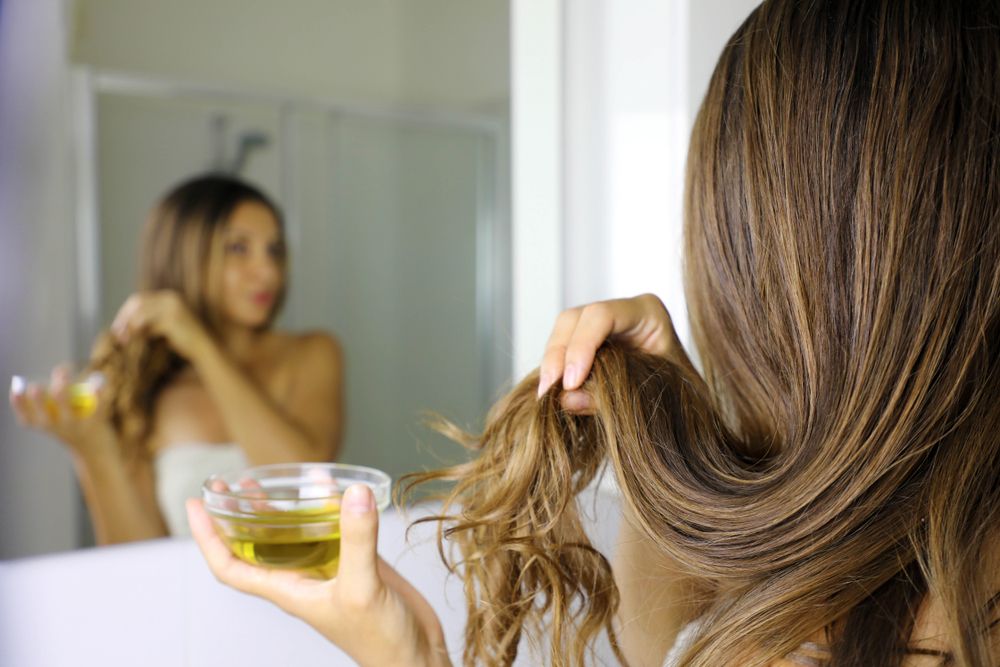 Bagaimana cara mengoleskan minyak jojoba ke rambut?