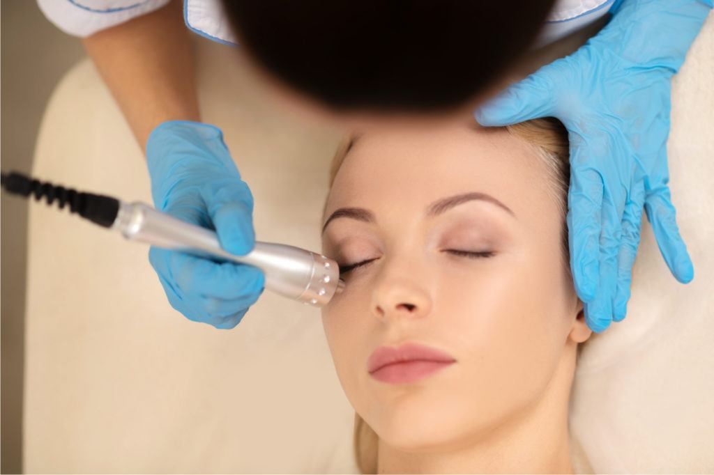 علاج ترهل الوجه في سن الاربعين باستخدام تقنية الليزر
