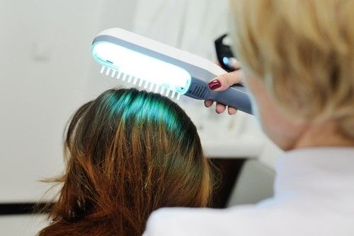 مقارنة بين مشط الليزر للشعر والعلاجات الأخرى لتساقط الشعر