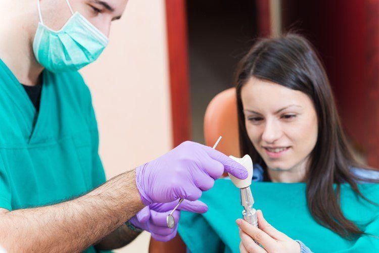 ما هي تركيبات الأسنان الثابتة وما أنواعها؟