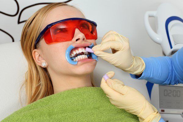 مخاطر تبييض الاسنان