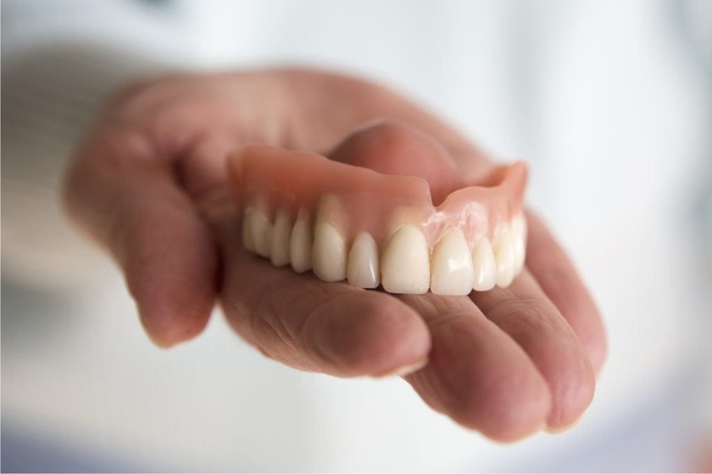ما هي تركيبات الأسنان المتحركة