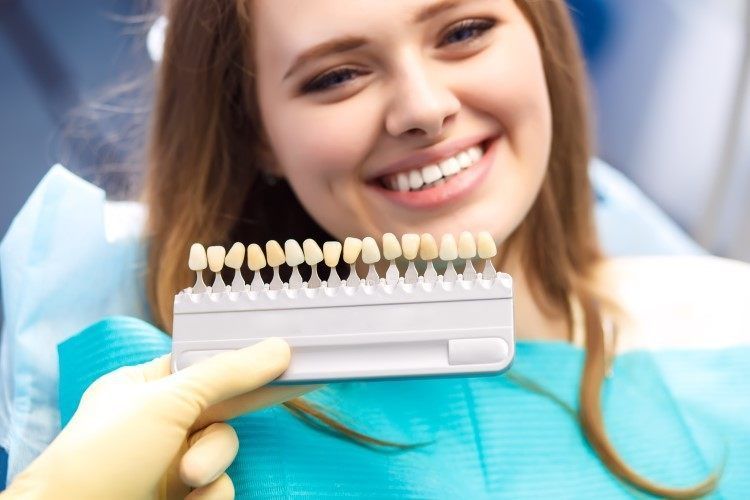 جلسة الاستشارة قبل عملية تركيب الاسنان البورسلين 
