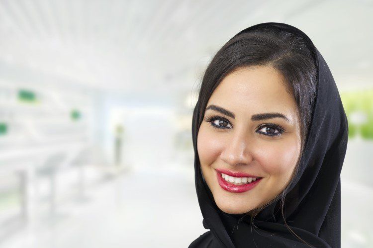 فتاة عربية بعد عملية التجميل