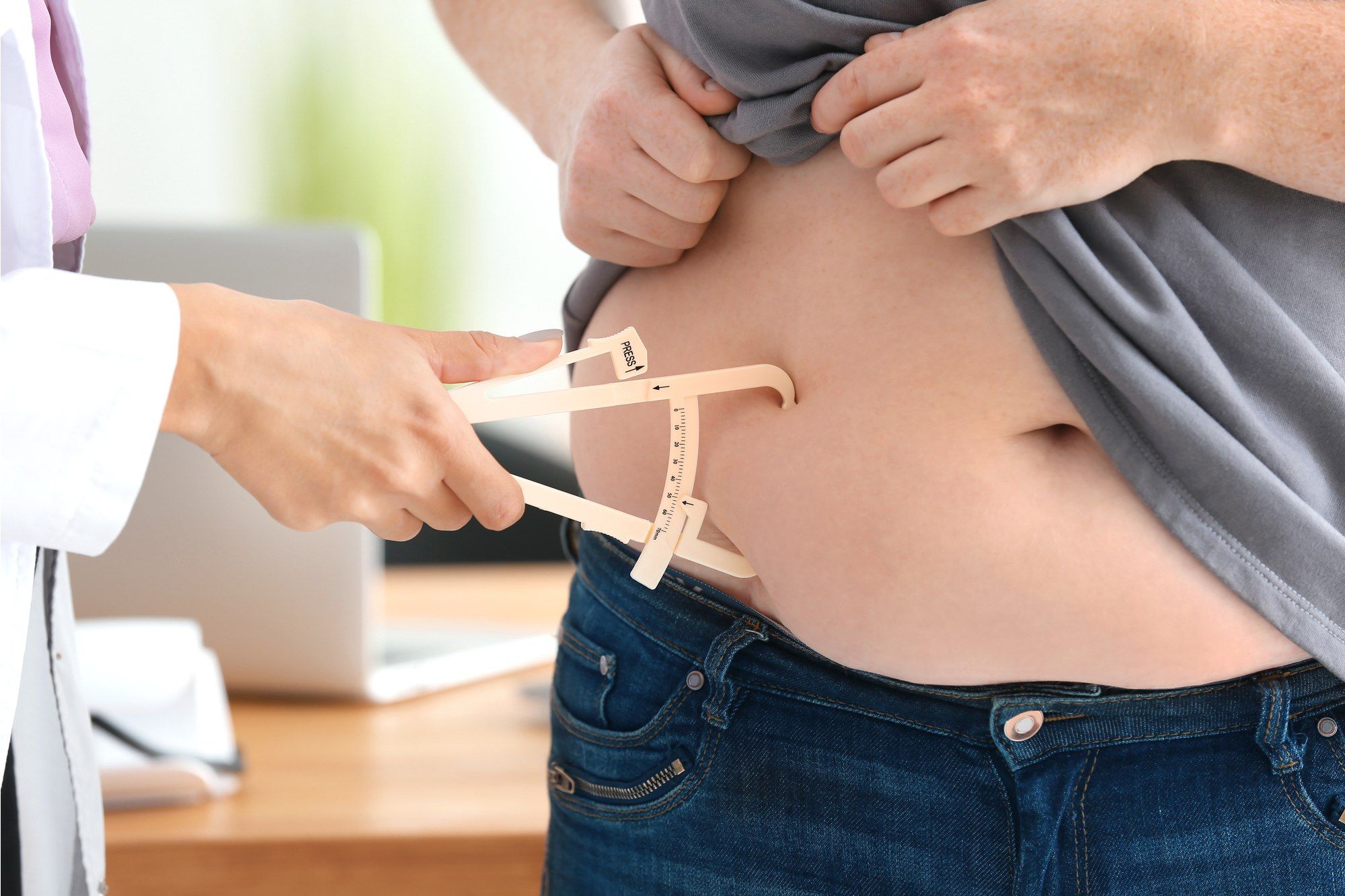 زيادة الوزن من اسباب عملية نحت الخصر والبطن