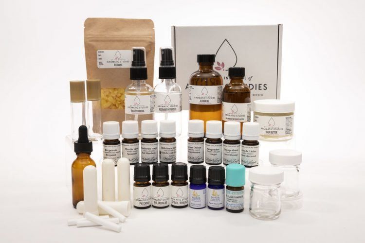 مجموعة زيوت جسم للحامل Essential Oil and Pregnancy Care Kit من Aromatic Studies
