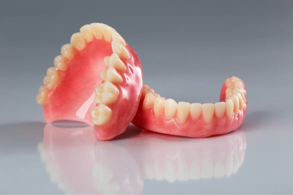 تركيبات الاسنان المتحركة الكاملة