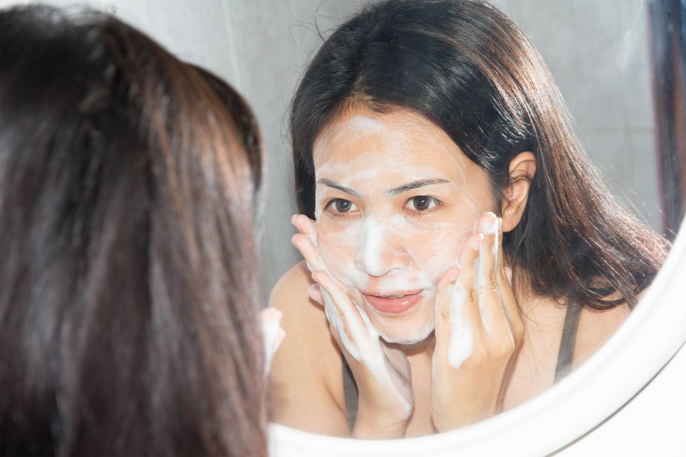 استخدام منظّف أو غسول الوجه المناسب  في روتين عناية بالبشرة