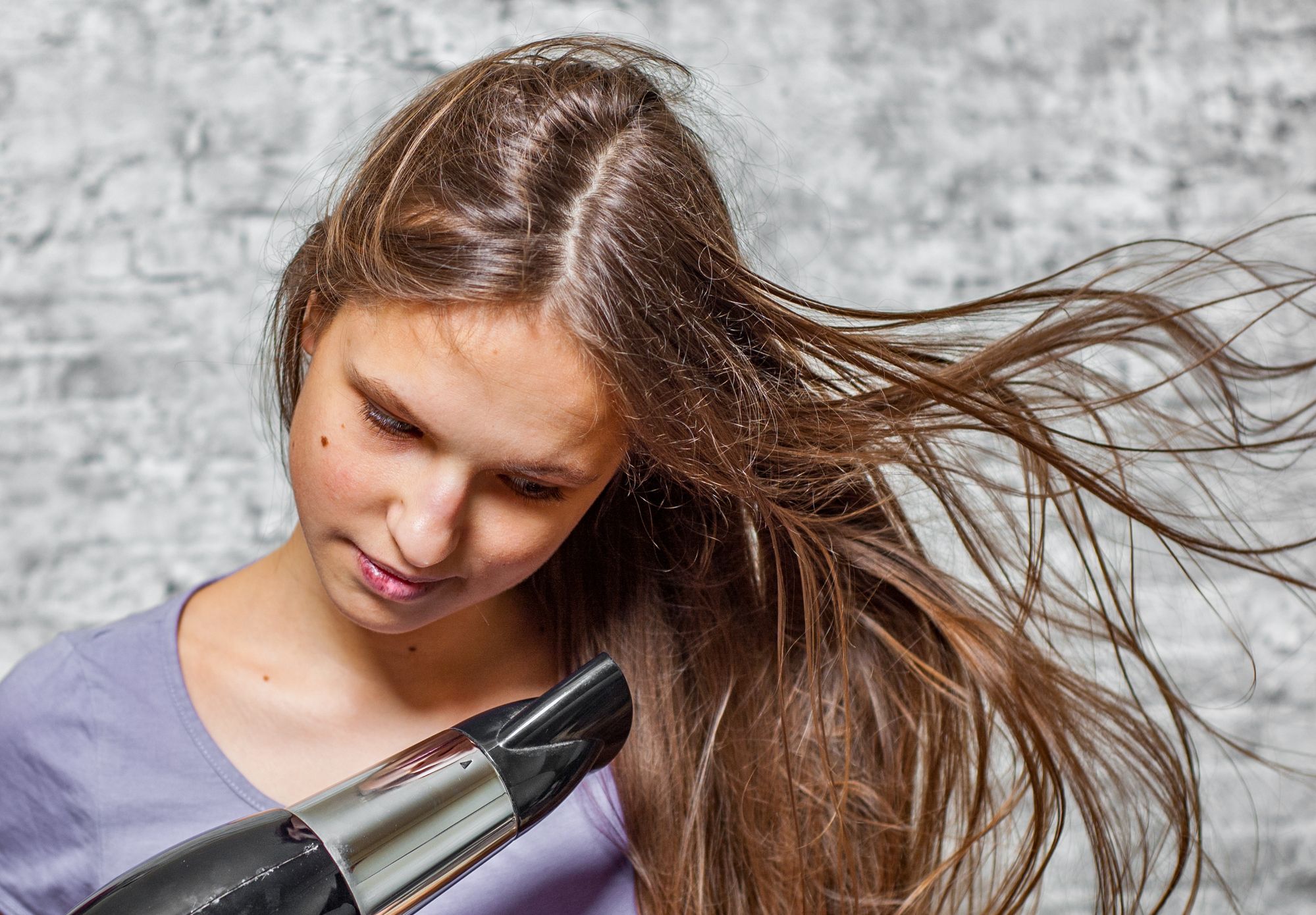 ⁨‎⁨استخدام السشوار يؤثر في نمو الشعر المزروع ويؤدي لتساقطه⁩⁩