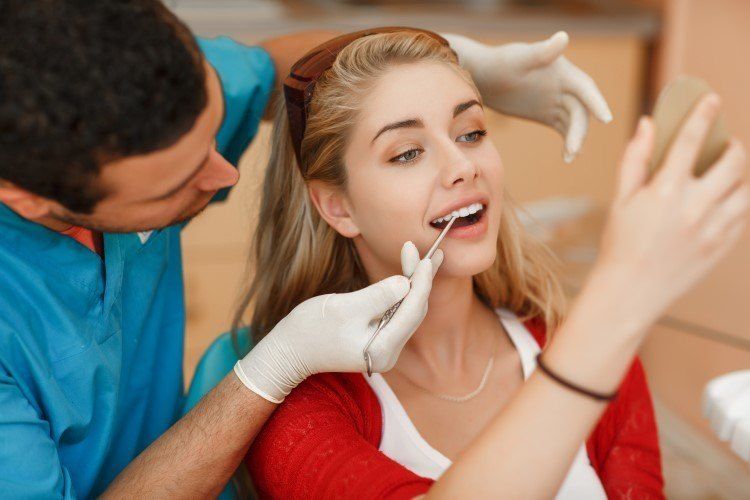 عملية تبييض الاسنان
