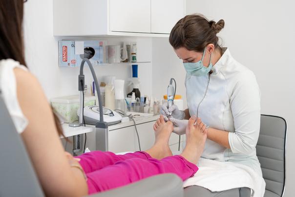 كيف تعثر على الطبيب المناسب لتجميل القدمين وأصابع القدم؟