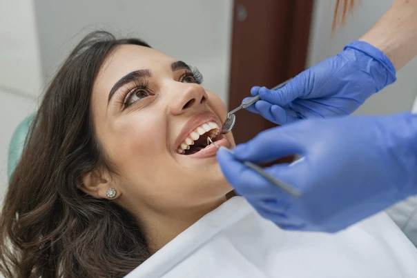 كيف يتم تنفيذ عملية تجميل الأسنان؟